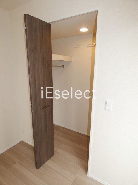 収納　左右に分かれる大きなウォークインクローゼット付き