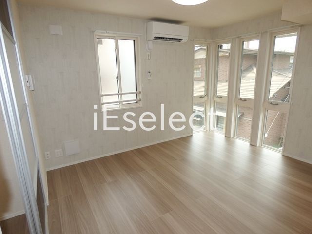 居室・リビング　採光面の多い明るいリビングスペースです