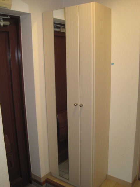 収納　大型の靴箱です。姿見鏡があるのもいいですね♪