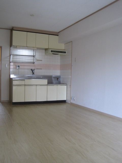 居室・リビング　人気のホワイト系の床なので、部屋全体明るいです！！