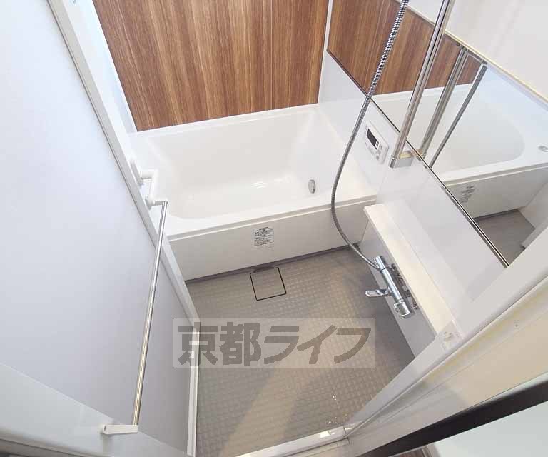 バス・シャワールーム　追い焚き機能付きのお風呂でくつろげます・