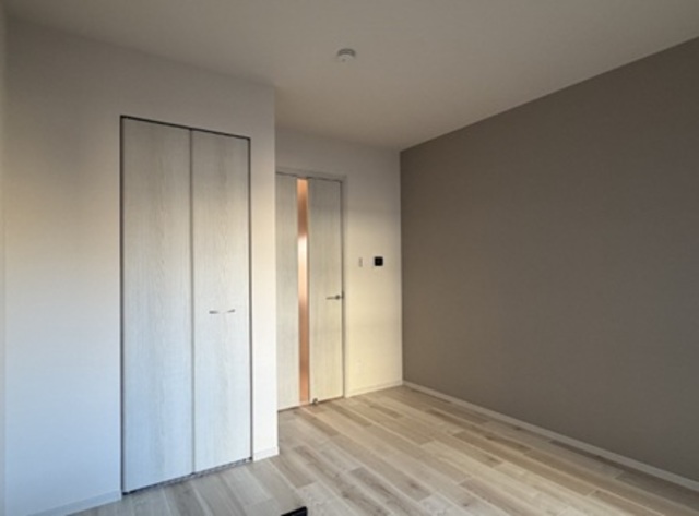 居室・リビング　床材はお洒落な無垢調。