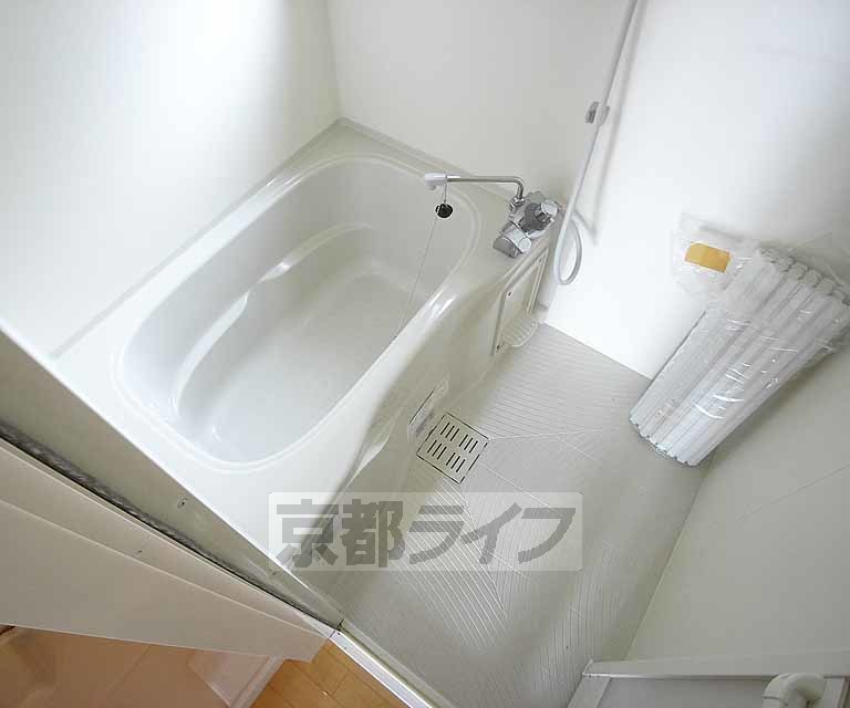 バス・シャワールーム　窓付きのお風呂です。