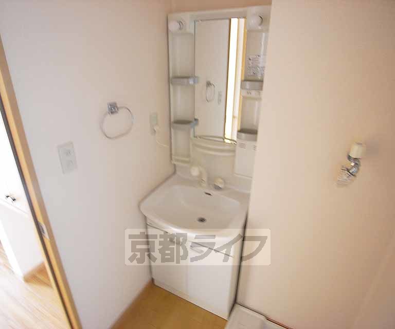 洗面設備　きれいな独立洗面台付きです。