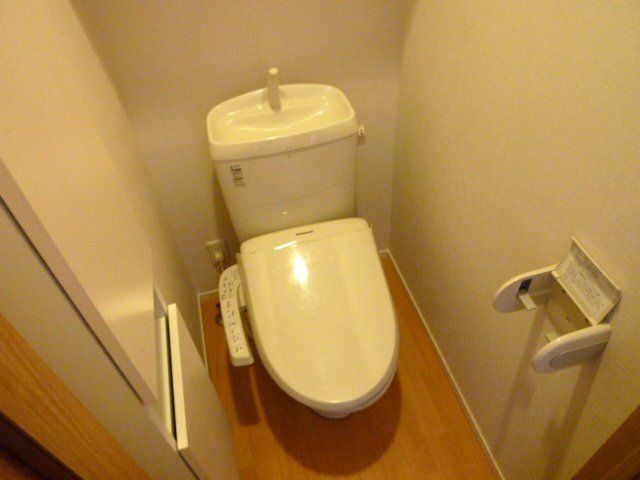 トイレ　温水洗浄便座付のトイレです。