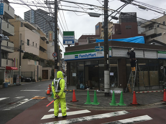 コンビニ　ファミリーマート阪急中津駅前店（コンビニ）まで220m