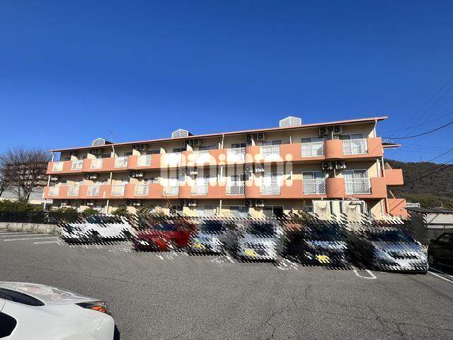 建物外観　３階建ての重厚感のある物件