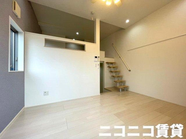 居室・リビング　目線の高さの広いロフト付き　※モデルルーム