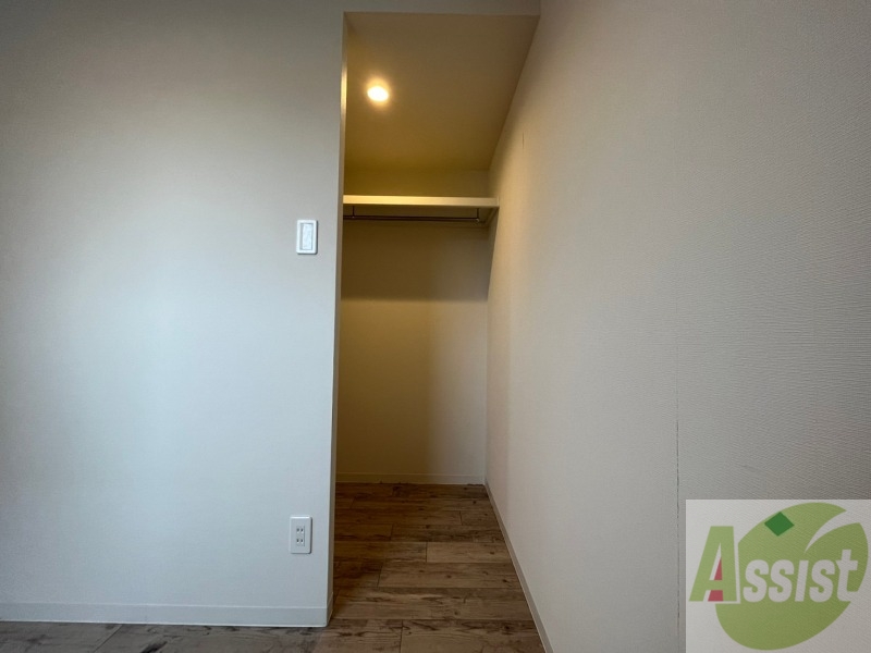 収納　こちらの収納にはハンガーをかけて服もしまえますね。