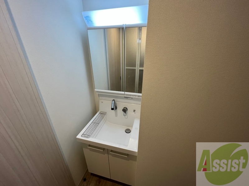 洗面設備　独立洗面台です。大きくてよいですね。シャンプーもできます。