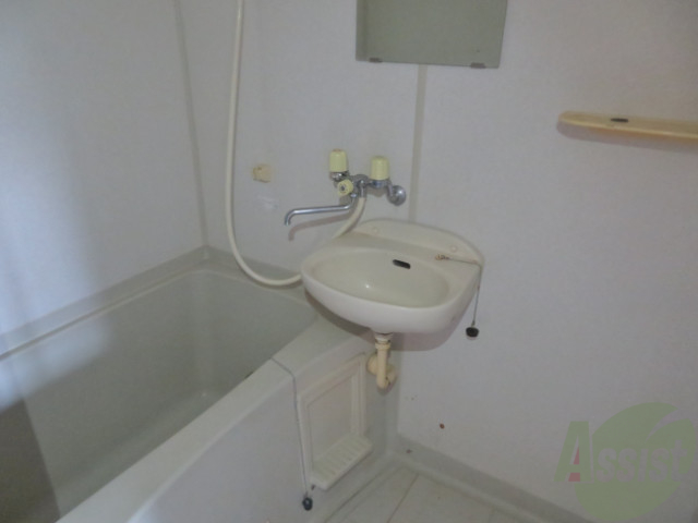 バス・シャワールーム　バスルームは狭すぎず、シャワーも浴びやすそうです。