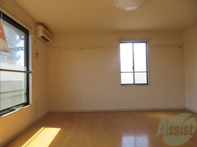 その他部屋・スペース　フローリングなので、ベッドも置けちゃいます。