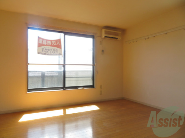 居室・リビング　リビングは、広々していて陽当たりもよさそうですね。