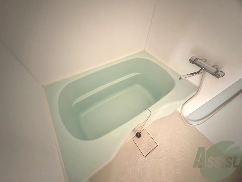 バス・シャワールーム　浴槽は体全身が浸かるくらいの大きさでした。