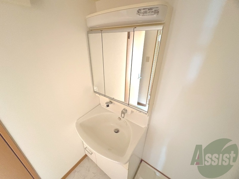 洗面設備　独立洗面台になります。毎日の身支度が楽しみになりますね。