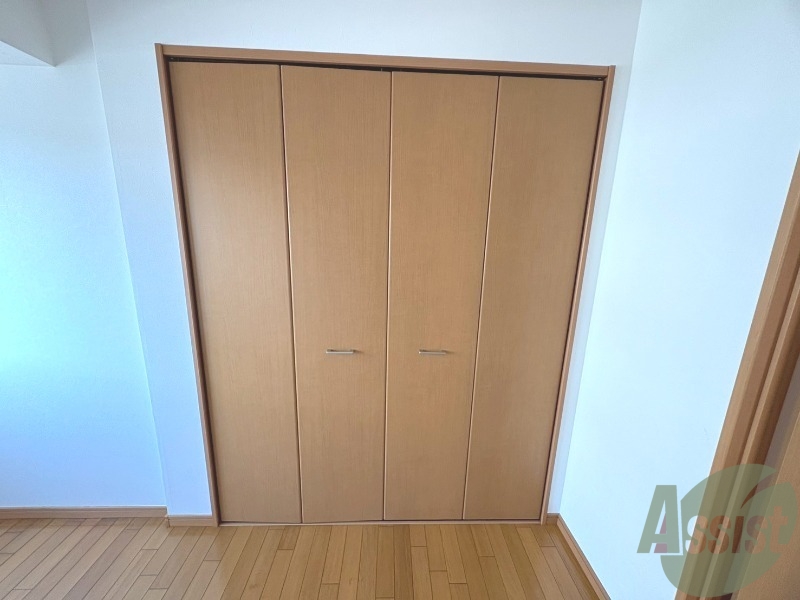 玄関　クローゼットです。お荷物やお洋服はこちらにどうぞ。