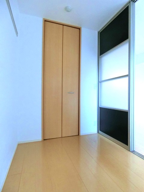 その他部屋・スペース　西向き洋室3帖☆ウォークインクローゼットがあります♪お洋服の