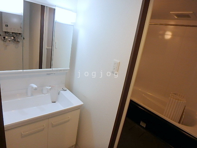 洗面設備　独立洗面台　鏡裏は収納スペースあり