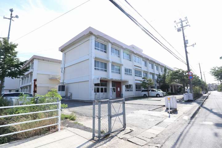 小学校　美保小学校（小学校）まで502m