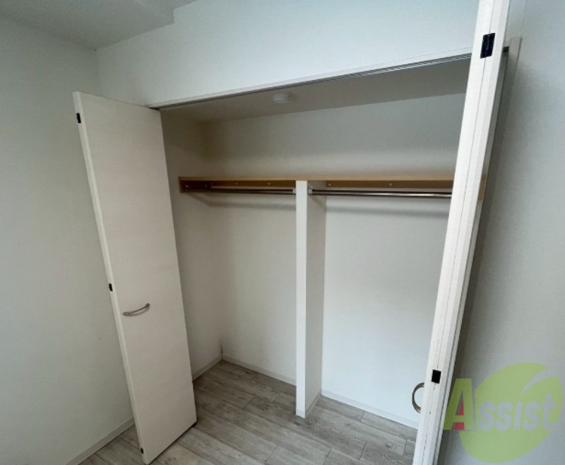 収納　こちらの収納にはハンガーをかけて服もしまえますね。