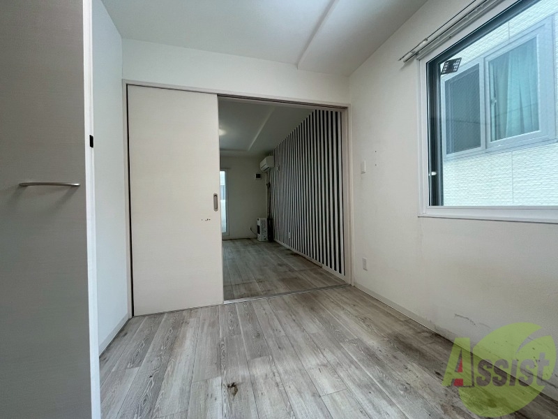 その他部屋・スペース　戸を閉めるとリビングと区切られた寝室にすることができますよ。