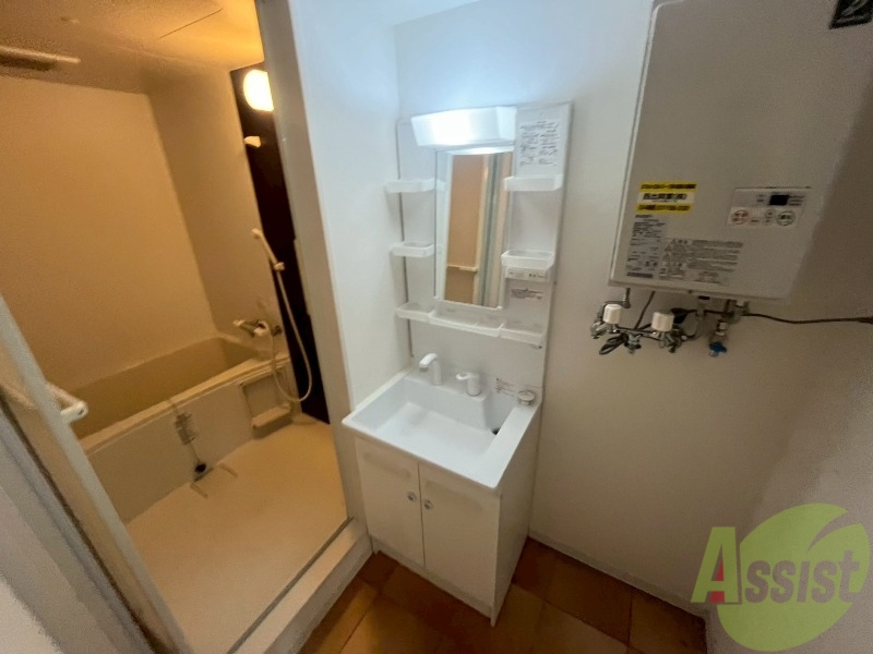 洗面設備　独立洗面台です。大きくてよいですね。シャンプーもできます。