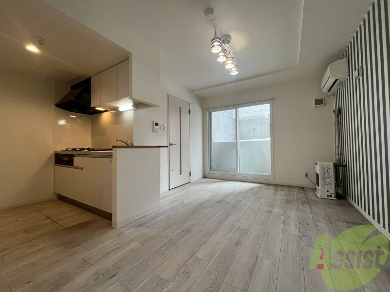 居室・リビング　リビングです。木目のフローリングが落ち着きますね。