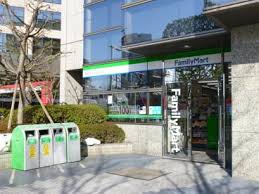 コンビニ　ファミリーマート 新宿アイタウン店（コンビニ）まで423m