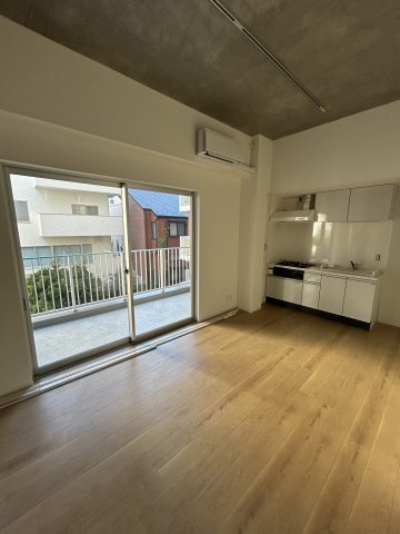 居室・リビング　工事仕掛中