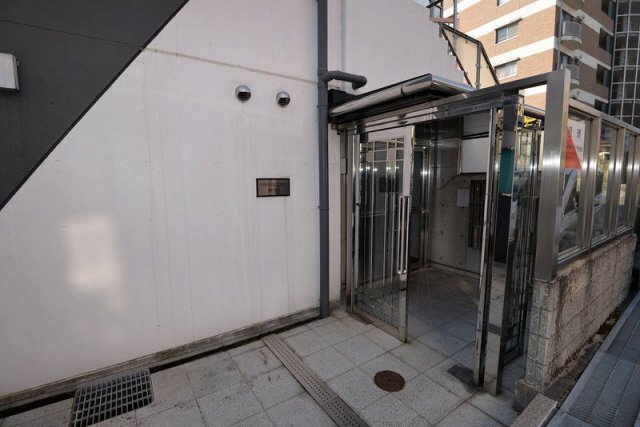 エントランス　落ち着いたエントランスです