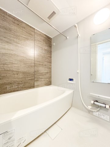 バス・シャワールーム　追い焚き・浴室乾燥機付きのお風呂です♪