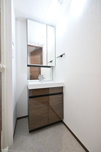 洗面設備　独立洗面台あり、毎朝おしゃれに忙しい女性の方におすすめです