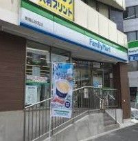 コンビニ　ファミリーマート新宿山吹町店（コンビニ）まで210m