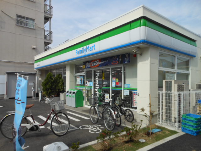 コンビニ　ファミリーマート（コンビニ）まで52m