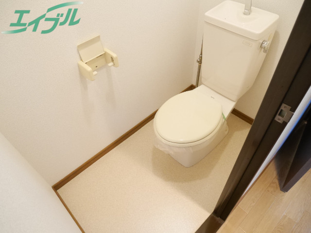 トイレ　同物件別部屋タイプです。シャワートイレ付