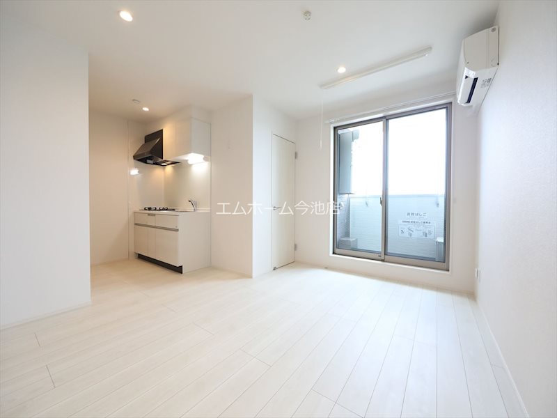 居室・リビング　LDK10.5帖　エアコン付　バルコニーに面しています　同仕