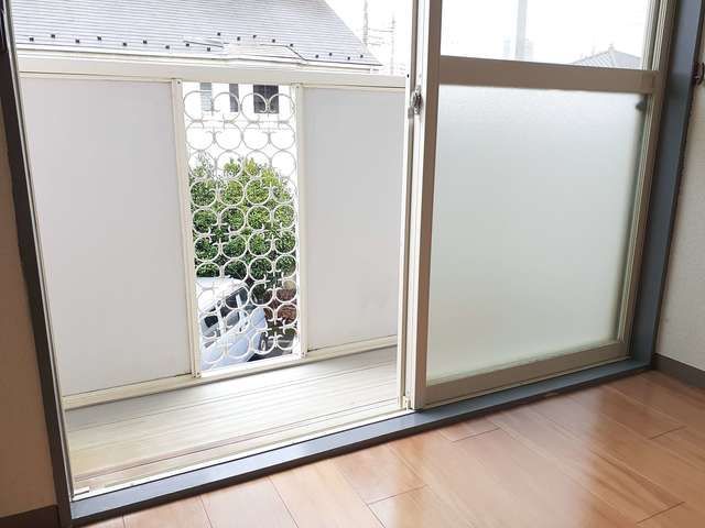 バルコニー　別部屋の写真です。現況優先