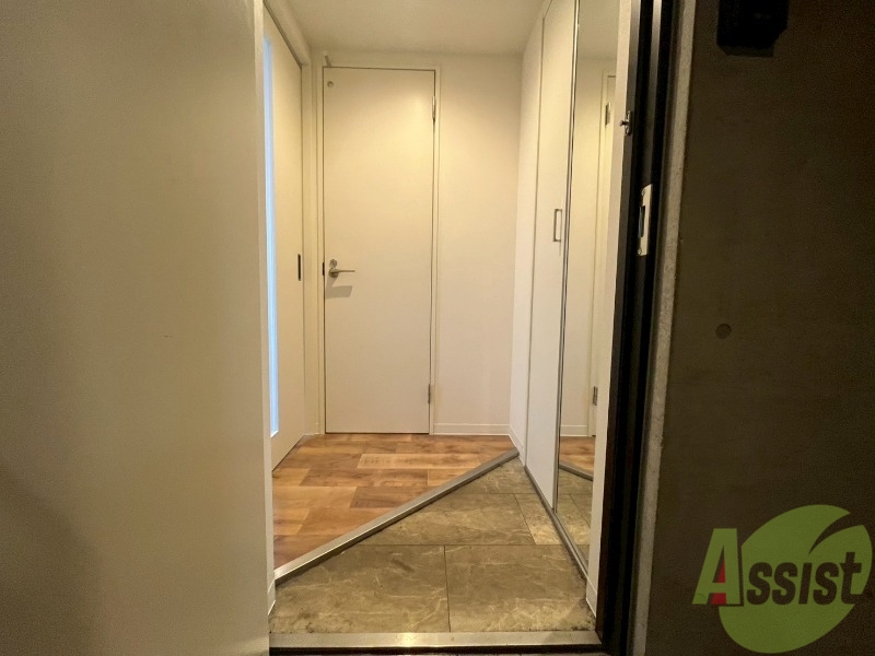 玄関　玄関です。ご覧の通り広々としていますね。