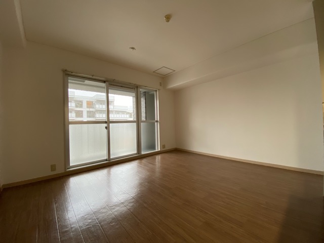 居室・リビング　床色が落ち着いた色合いで綺麗です♪