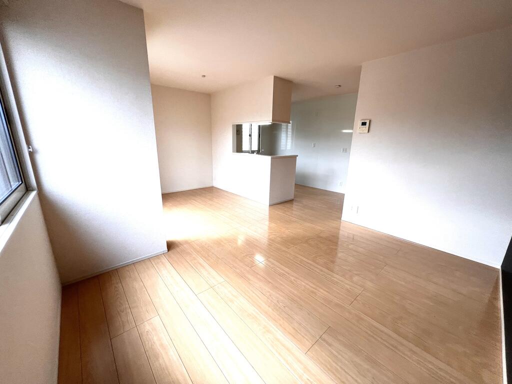 居室・リビング　シャッター雨戸付きです。照明2カ所。