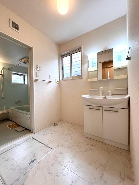 洗面設備　シャワー付き洗面台、小窓付きです。