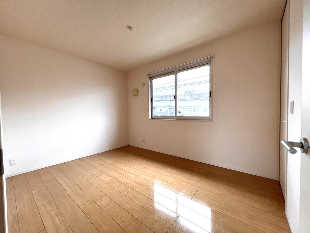 その他部屋・スペース　各お部屋にハングバー、収納、ＴＶジャック付きです。