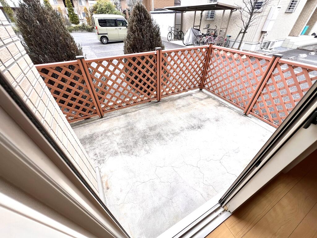 庭　広く日当たり良好です。