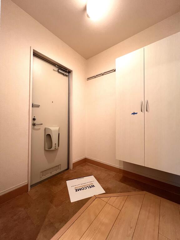 玄関　ハングバー、収納があります！広いです♪