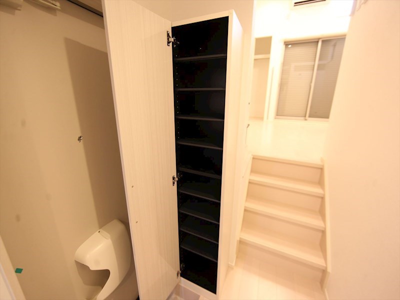 玄関　玄関　シューズボックス付（収納充実してます）イメージ写真