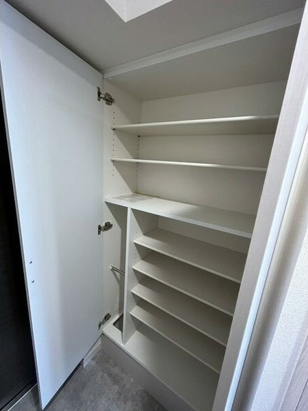 玄関　シンプルで使いやすい玄関収納です
