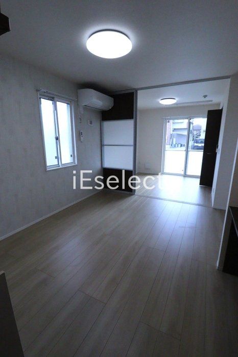 居室・リビング　窓も大きく明るいですね