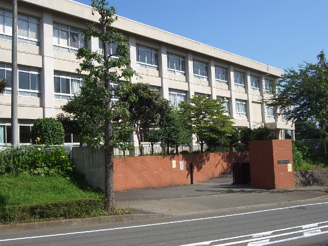 中学校　藤沢市立滝の沢中学校（中学校）まで1013m