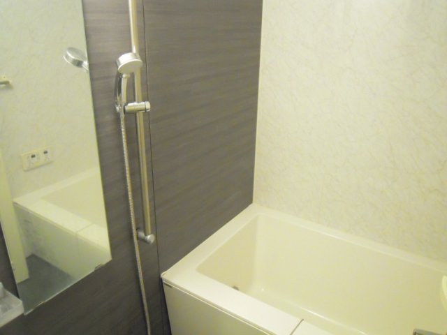 バス・シャワールーム　浴室乾燥機・追い焚き付きバス。
