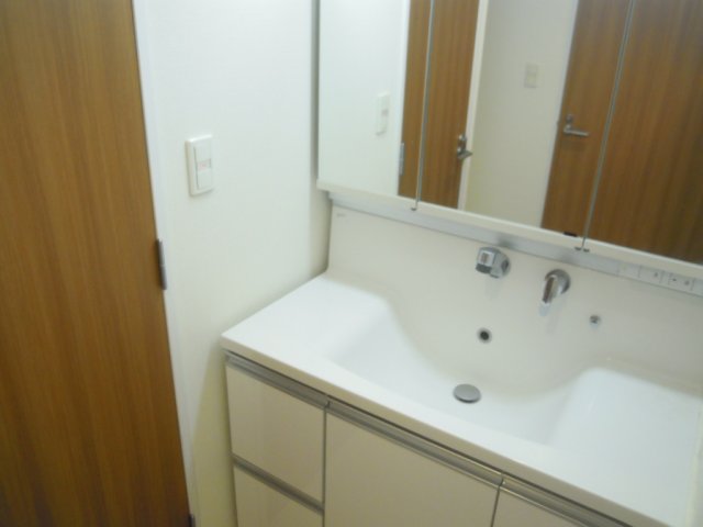 洗面設備　うれしい独立洗面台。